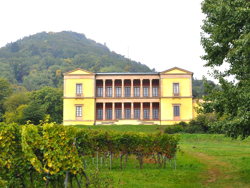 Oldtimerbus mieten Pfalz, Deutsche Weinstraße: Von Bad Dürkheim her kommend fährt der Oldtimerbus gerne zur Villa Ludwigshöhe, hoch über Edenkoben und Rhodt unter Riedburg. König Ludwig I. baute seine Sommerresidenz am schönsten Platz seines Reiches, wie der König damals kund tat. Was viele nicht wissen: DieserTeil der Pfalz mit der Deutschen Weinstraße gehörte Mitte des 19. Jahrhunderts zu Bayern. Oldtimerbus mieten Pfalz Rhodt Edenkoben