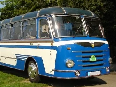 Den Oldtimerbus aus den fünfziger Jahren mieten Sie ab Stuttgart, Ludwigsburg, Esslingen, Tübingen, Reutlingen, Herrenberg bis Calw und Pforheim. Oldtimerbus mieten Pforzheim Stuttgart