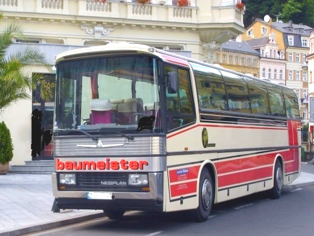 Diesen großen Oldtimerbus mieten Sie in Salzburg, im Salzkammergut am Wolfgangsee, Fuschlsee, Mondsee und Attersee, in Berchtesgaden bis zum Chiemsee und nach Norden hin bis Passau. Der Oldtimerbus ist ideal als Hochzeitsbus für die große Hochzeitsgesellschaft.s Oldtimerbus mieten Salzburg Salzkammergut Wolfgangsee
