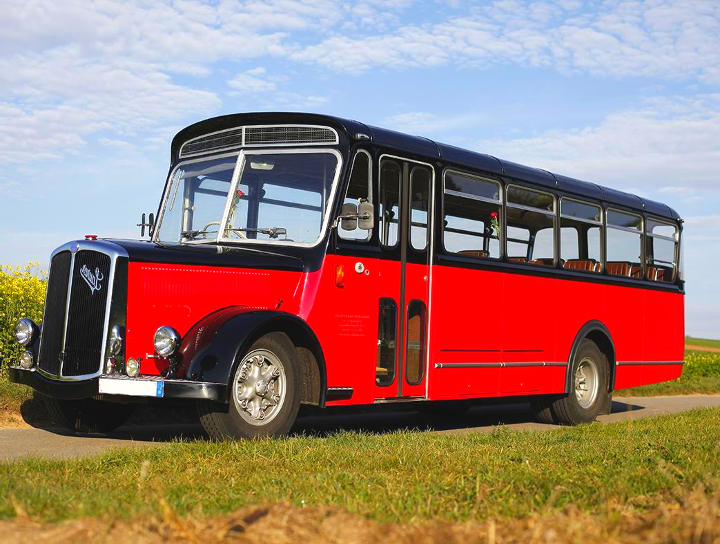 Einen Oldtimerbus mieten in der Pfalz: Weinprobe an der Weinstraße, zum Beispiel in St. Martin oder Maikammer? Gerne fahren die Oldtimerbusse zwei der berühmten Weindörfer an der südlichen Weintraße an. Dies ist einer der Oldtimerbusse mit Haube, die wir an der Weinstraße vermieten. Korrekt heißen die Busse  Oldtimerbus mieten St. Martin Maikammer