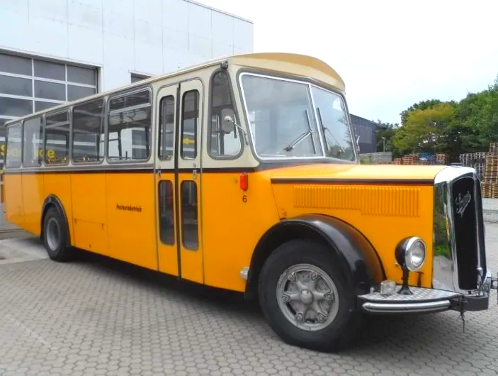 Mit dem leuchtend gelben Schweizer Oldtimerbus ist der Blickfang garantiert. Sie mieten den Bus in München bis Starnberg und Fünfseenland und am Tegernsee. Oldtimerbus mieten Starnberg