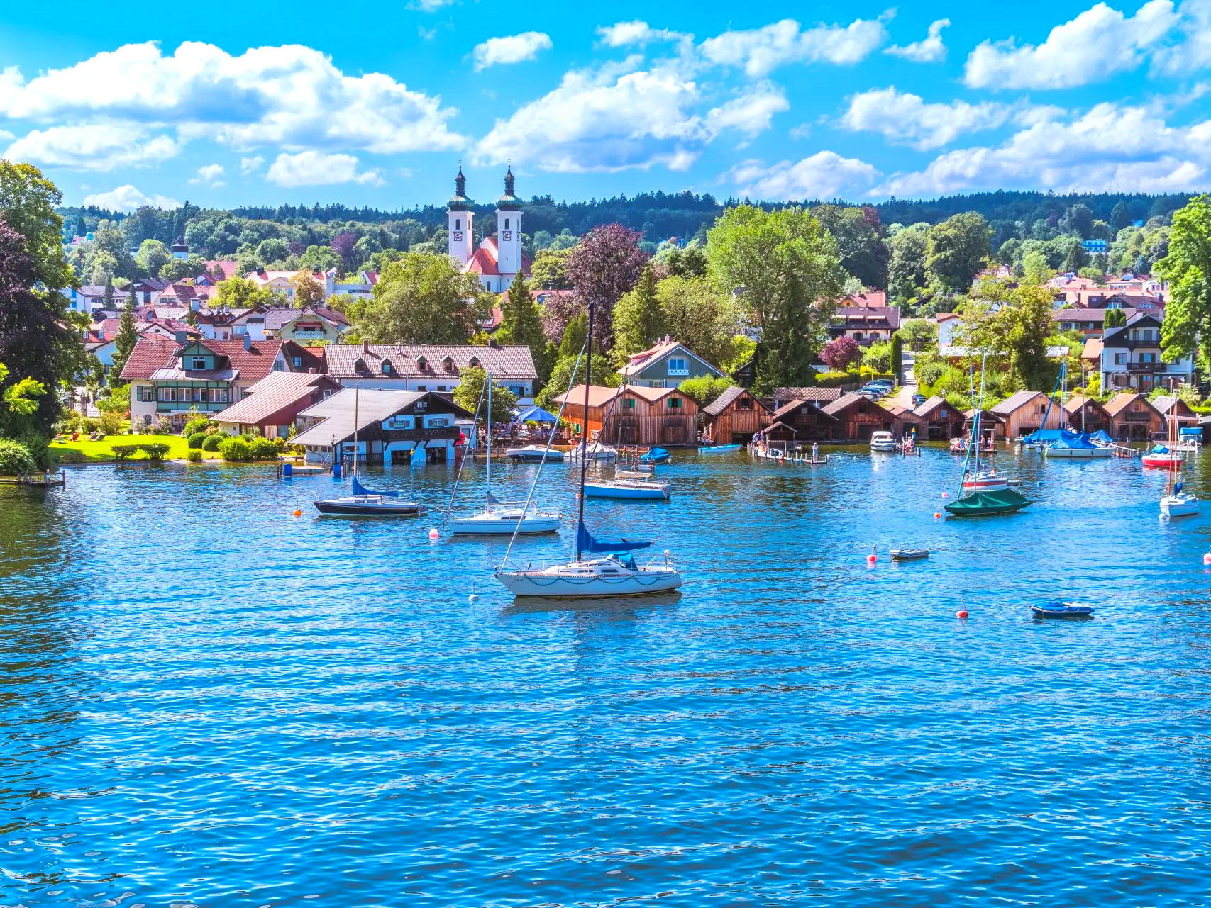 Tutzing, idyllisch am Starnberger See gelegen.) Einen Oldtimerbus mieten in München als Hochzeitsbus: Zum Beispiel von München aus mit der ganzen Hochzeitsgesellschaft an den Starnberger See. oldtimerbus-mieten-starnberger-see