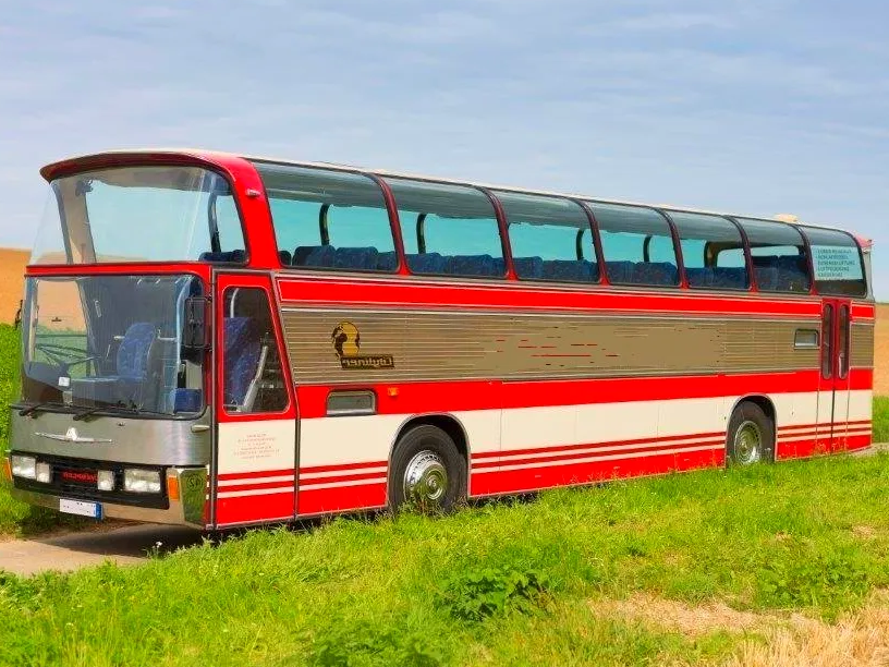 Einen Oldtimerbus aus den 70er Jahren mieten: Der Cityliner hat seinerzeit mit Leichtigkeit Touristen über die Alpenpässe nach Italien an die Adria chauffiert. Heute gehört der Bus zu den größeren Oldtimerbussen und fährt kleinere, aber nicht minder schöne Routen - wie über die Deutsche Weinstraße von Bad Dürkheim bis Schweigen, und bis hinein ins beschauliche Elsass. Oldtimerbus mieten Weinstraße Elsass
