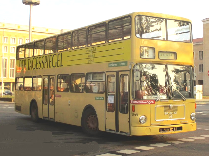 Stadtrundfahrt im Berliner Traditionsbus: Einen Top-Oldtimerbus mieten in Berlin - hier ein Doppeldecker-Oldtimerbus mit Original Berliner Tagesspiegel-Werbung für Stadtrundfahrten. Ein großer Bus für 88 Fahrgäste. Oldtimerbus mieten in Berlin