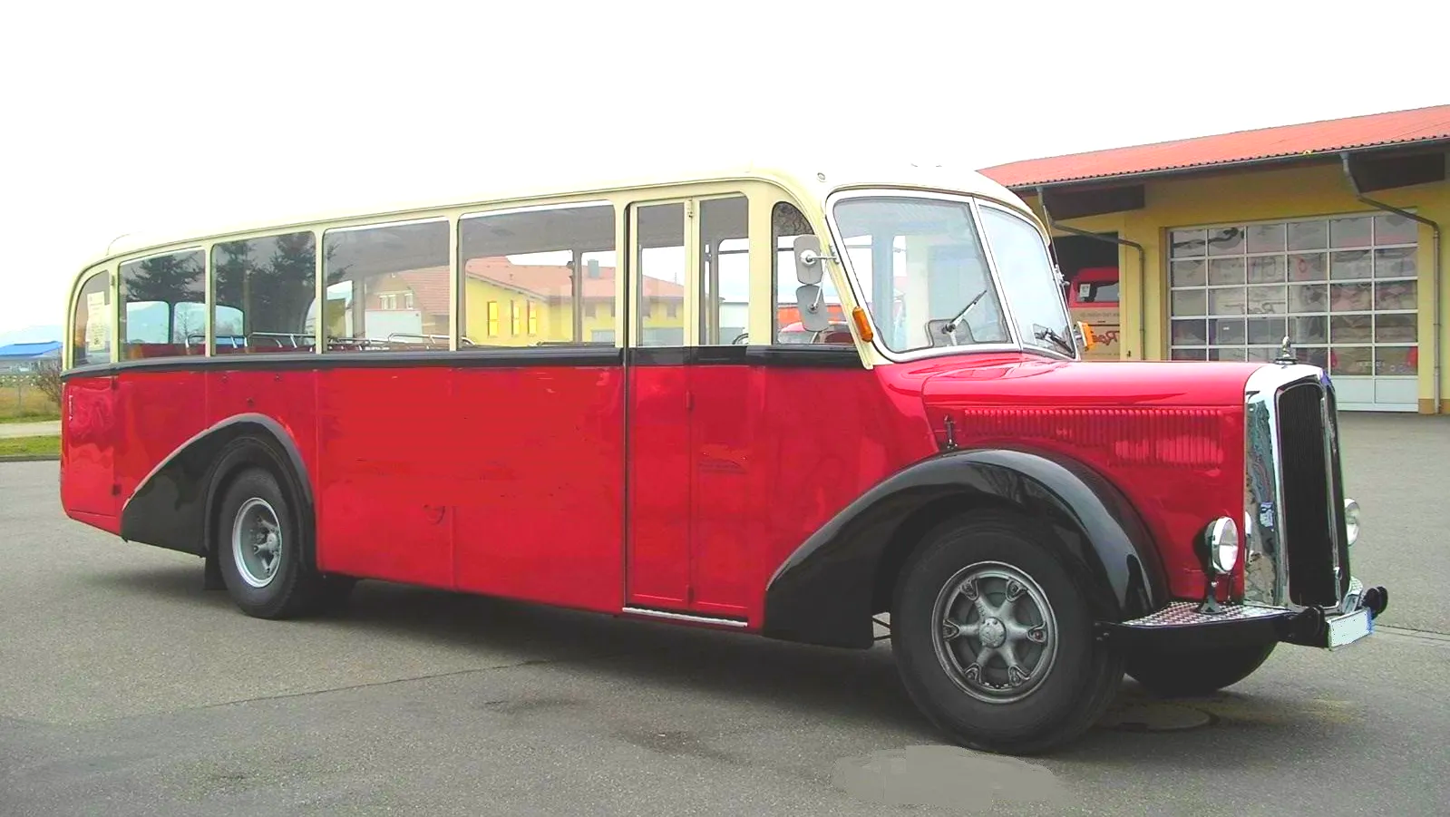 Oldtimerbus mieten Freiburg: Einer von vier sogenannten Schnauzenbussen für den Einsatz in Freiburg, wie Sie bis in die späten fünfziger Jahre noch gebaut wurden. Im Fachjargon heißen die Oldtimerbusse Oldtimerbus mieten in Freiburg