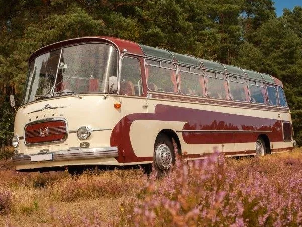Mieten Sie den Bus in Hamburg für eine Stadtrundfahrt, oder z. B. auch anlässlich Ihrer Hochzeit für Ihre auswärtigen Hochzeitsgäste. Oldtimerbus mieten in Hamburg Itzehoe Bremerhaven Lübeck