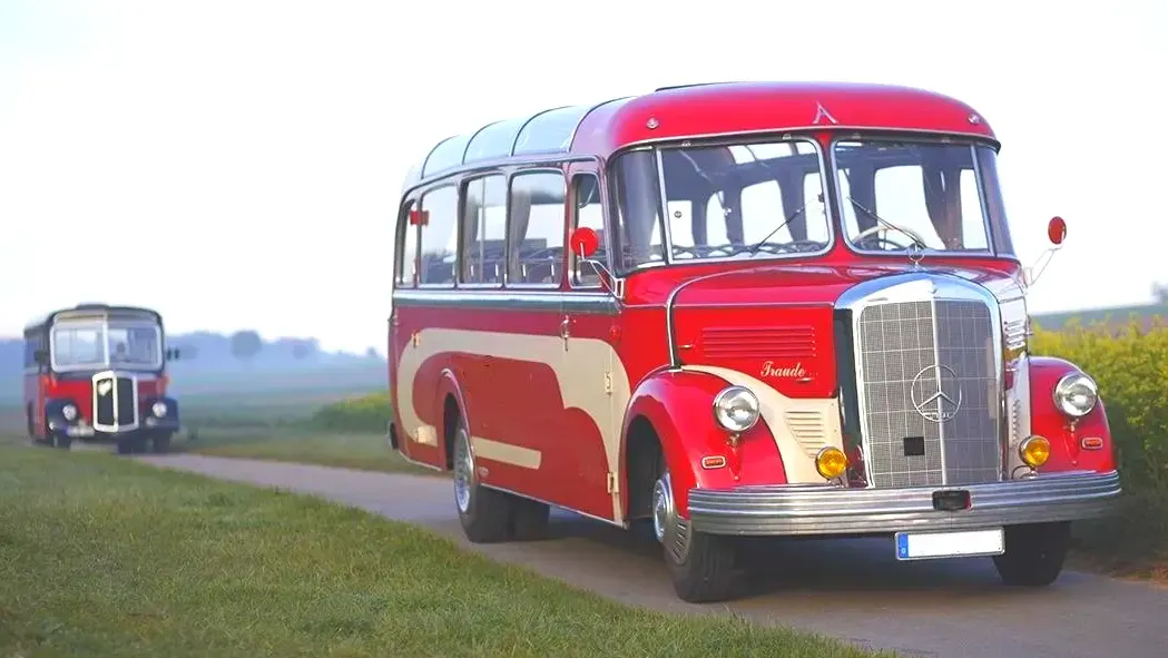 Wie ein hübsches Geschwisterpaar: Diese beiden Oldtimerbusse mieten Sie in Karlsruhe und Umgebung, bis Pforzheim und Stuttgart und bis in die Pfalz. Oldtimerbus mieten Karlsruhe