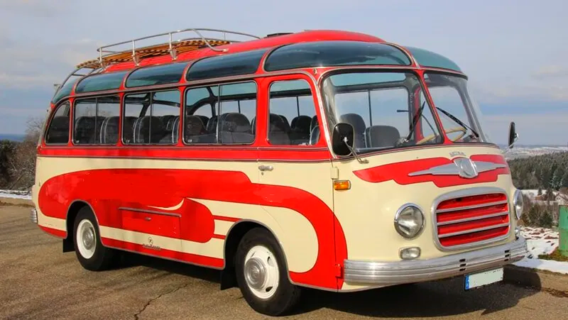 Der Oldtimerbus fährt gern auch im Raum Offenburg über die Weinberge der Ortenau. Mieten Sie den Oldtimerbus als Hochzeitsbus für das Brautpaar und die Gäste. Oldtimerbus mieten in Offenburg