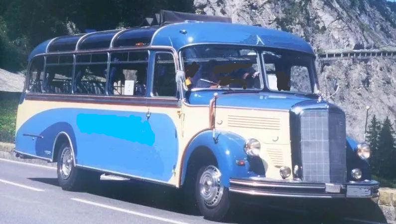 Oldtimerbus mieten in Ulm und Umgebung: Der Oldtimerbus in der für die damalige Zeit typischen 2-Farben-Lackierung blau und weiß erobert hier die Alpen. Oldtimerbus mieten in Ulm