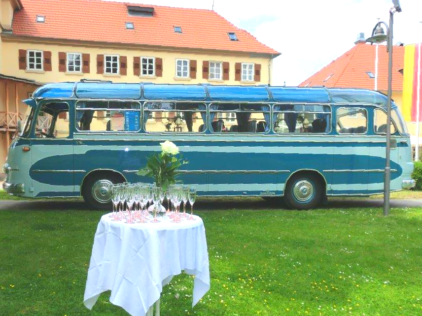 In Kön vermietet die K & K Oldtimervermietung Oldtimerbusse für Hochzeiten und für Events. Zu mieten sind die Busse in der Köner Region um Bonn, Leverkusen, Bergisch-Gladbach, Bergheim, Kerpen und bis Gummerbach und Iserlohn. Oldtimerbusse mieten in der Kölner Region