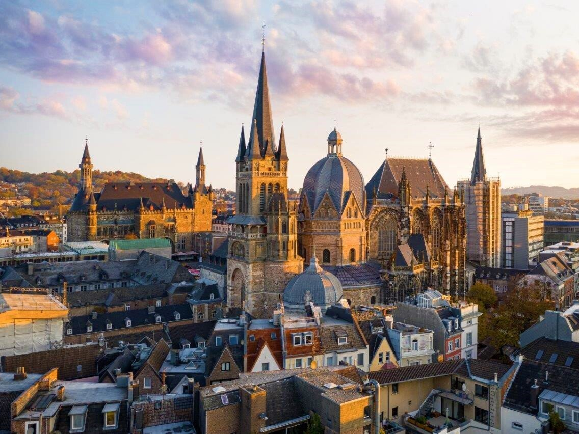 Auch für Aachen, Eschweiler, Düren und Jülich können Sie bei der K & K Oldtimervermietung historische Oldtimerbusse buchen. Wir vermieten die Busse im Großraum Aachen, und genauso für Oldtimerbusfahrten nach Holland. Oldtimerbus mieten vermieten Aachen