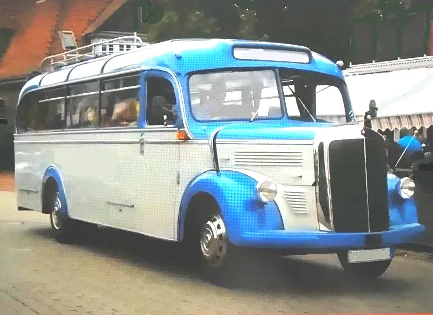 In Hamburg können Sie zwei schöne Mercedes Schnauzen-Oldtimerbusse mieten aus den fünfziger Jahren: Je nach Geschmack in rot oder blau. Oldtimerbus mieten vermieten Hamburg