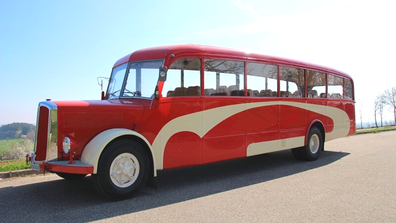 Sie mieten diesen zweifarbig lackierten Oldtimerbus mit einem kompetenten und freundlichen Busfahrer. Der Oldtmerbus fährt gerne durch den Schwarzwald bis Kirchzarten, Todtnau, Titisee-Neustadt, Villingen-Schwenningen bis Donaueschingen. Oldtimerbus vermieten Freiburg