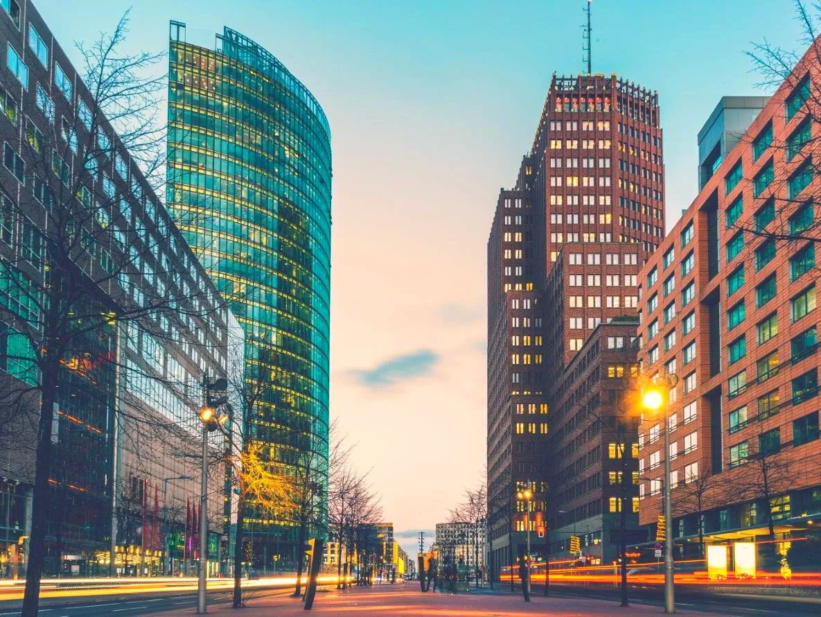 Darf auf keiner Stadtrundfahrt / Stadtbesichtigung in Berlin fehlen: Der Potsdamer Platz. Er ist der Verkehrsknotenpunkt zwischen Berlin Mitte und Tiergarten. Gleichwohl Treffpunkt der kulturellen und politischen Berliner Szene. Der Potsdamer Platz ist eine der großen Sehenswürdigkeiten Berlins, die Sie mit dem Oldtimerbus oder Sightseeing-Doppeldeckerbus erleben können. Oldtimerbus vermieten Stadtrundfahrt Berlin Potsdamer Platz