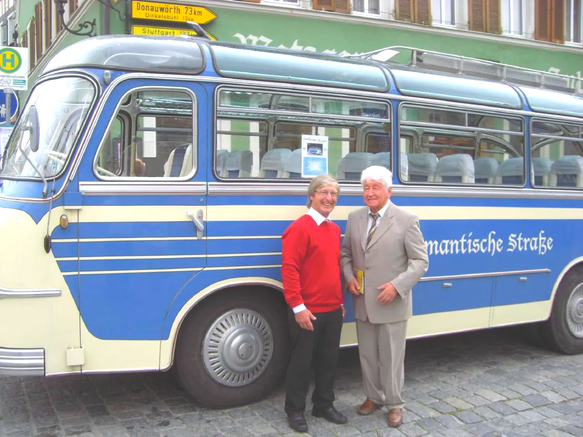 Busfahrer Josef mit Gotthil Fischer vor dem Oldtimerbus aus dem Jahr 1958. Sie können den Oldtimerbus in Stuttgart mieten bis Karlsruhe und München. Oldtimerbus mieten