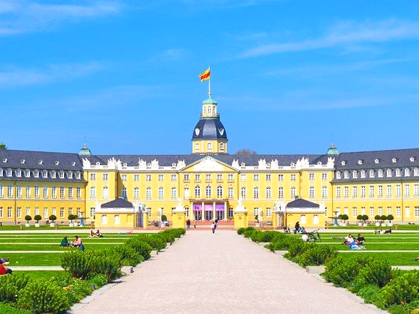 Mit dem Oldtimerbus zum Karlsruher Schloss, für die Trauung und für die Hochzeitsfotos. Oldtimer mieten Karlsruhe