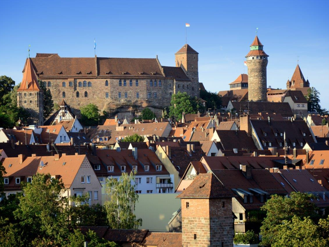 Auch in Nürnberg vermietet die K & K Oldtimervermietung interessante alte Busse. Und über Nürnberg hinaus bis Bamberg, Coburg, Bad Kissingen, Rothenburg ob der Tauber und Würzburg. Oldtimerbus mieten Nürnberg