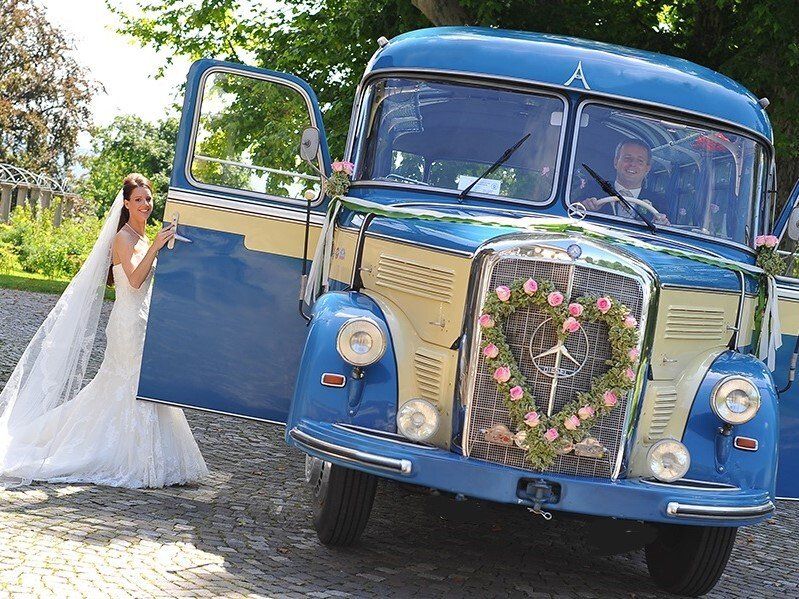 Der Weltmeisterbus 1954, erst im Schwarzwald und dann in der Schweiz unterwegs. Heute vermieten wir den Oldtimerbus in Stuttgart und in der Stuttgarter Region, oft für eine Hochzeit. Weltmeisterbus 1954 Stuttgart