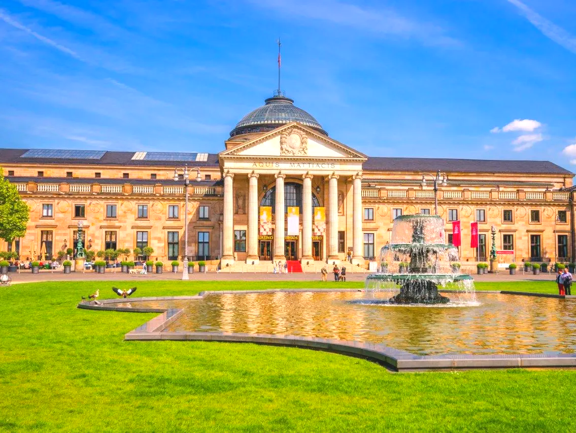 Einen Oldtimerbus mieten in Wiesbaden als Hochzeitsbus: Mit dem Oldtimer zum Kurhaus für schöne Hochzeitsfotos. Oldtimerbus mieten Wiesbaden