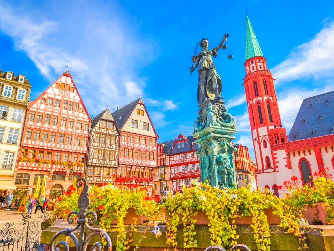 Der Frankurter Römer: Im historischen Rathaus von Frankfurt fahren die Oldtimerbusse gerne vor. Oldtimerbus mieten in Frankfurt