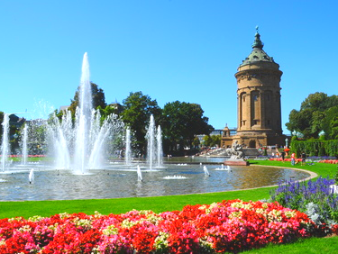 In Mannheim und Ludwigshafen bietet die K & K Oldtimervermietung sehr schöne Oldtimerbusse an - auch in Schwetzingen und Hockenheim, Speyer, in Weinheim und an der Bergstraße. Oldtimerbus mieten in Mannheim Ludwigshafen