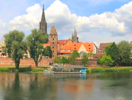 Oldtimerbus mieten in Ulm: Für Hochzeiten als Gäste-Shuttle von der Kirche zur Hochzeitslocation, für runde Geburtstage und für Oldtimerfahrten ins Blaue. Oldtimerbus mieten in Ulm