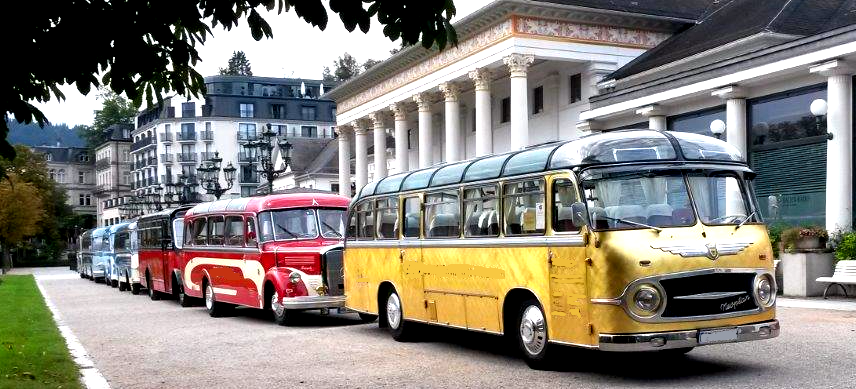 Top-Oldtimerbusse mieten bei der K & K Oldtimervermietung. Wir vermieten wunderschön restaurierte Oldtimerbusse der 50er, 60er und 70er Jahre in ganz Deutschland. Auf dem Foto wartet ein ganzer Fuhrpark an Oldtimerbussen vor dem Kurhaus in Baden-Baden für eine Fahrt mit 230 französischen Gästen durch den Schwarzwald. Oldtimerbus mieten vermieten