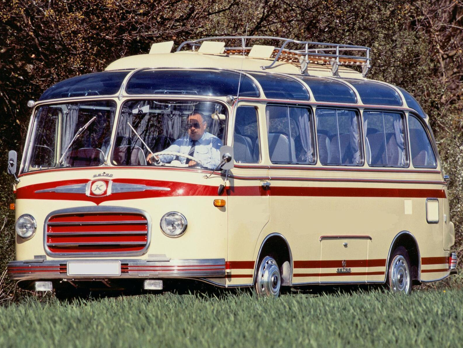 Richtig schnucklig ist dieser kleine Oldtimerbus - und auch ein Fußballweltmeisterbus. Mario Gomez mit Braut und Hochzeitsgesellschaft fuhren damit vom Standesamt in Schwabing zur Hochzeitslocation. Oldtimerbusse München