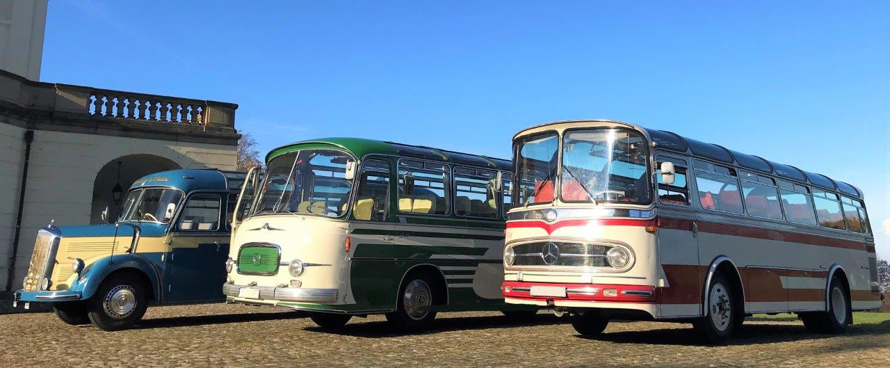 Oldtimerbusse vermieten Stuttgart Esslingen Nürtingen Reutlingen: Hier warten drei hübsche Oldtimerbusse vor Schloss Solitude auf die Hochzeitsgesellschaft. Oldtimrbusse vermieten Stuttgart Esslingen Nürtingen Reutlingen