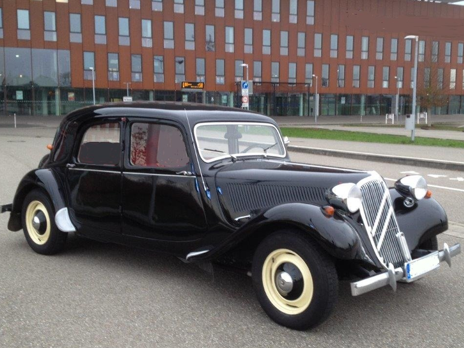 Der Citroen 11 CV wurde seit den dreißger Jahren über Jahrzehnte fast unverändert gebaut. In den vierziger und fünfziger Jahren war das Auto im Vergleich zur Konkurrenz in dieser Klasse so flott, dass die Gangster es als Fluchtauto benutzten und die Polizei mühelos abhängten. So kam dieses Oldtimermodell zu der Bezeichnung Gangsterlimousine. Oldtimerverleih Hochzeit Hochzeitsauto Lörrach Basel