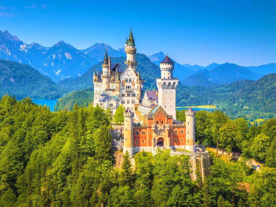 Cruisen Sie im Cabrio auf König Ludwigs Spuren bis in den Schwangau zum weltberühmten Schloss Neuschwanstein. Oldtimerverleih im Allgäu