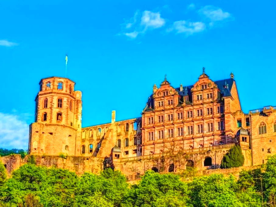 Heidelberg, die romantischste Stadt Deutschlands. Feiern Sie hier Ihre Hochzeit ist ein Besuch des Heidelberger Schlosses Pflicht für Hochzeitspaar und Hochzeitsgäste. Mit dem Oldtimer kommt man gut zum Schloss hoch. Oldtimervermietung Heidelberg