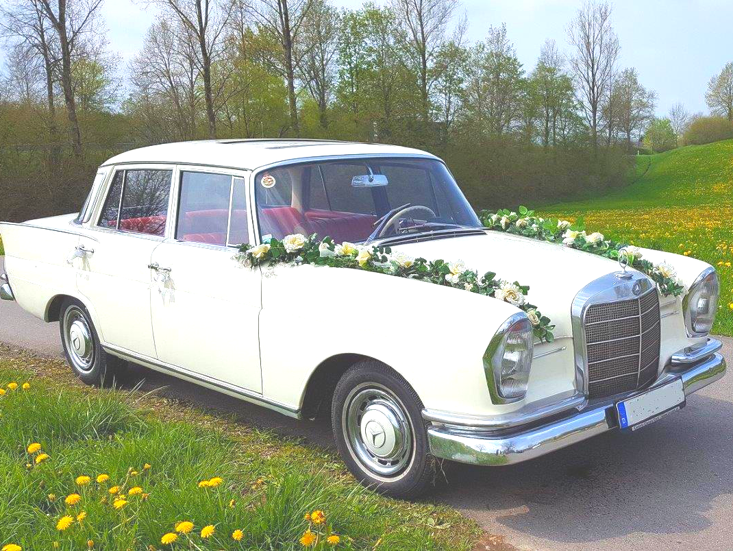 Einen schönen Mercedes Oldtimer mieten aus den sechziger Jahren als Hochzeitsauto in Konstanz und der Region Bodensee / Allgäu. Oldtimervermietung Konstanz Hochzeit