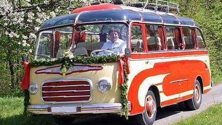 Festlich geschmückt fährt der Oldtimerbus zu einer Hochzeit nach Ulm. Sie mieten den Oldtimerbus auch als Hochzeitsbus in Dillingen, Günzburg, Blaubeuren, Senden, Illertissen, Ehingen, Laupheim oder in Biberach an der Riß. Oldtimerbus mieten Hochzeit Ulm