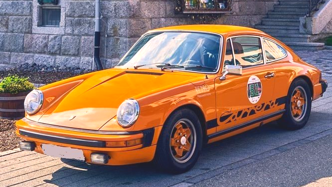 In Mexico gab es in den 50er Jahren ein Autorennen, das hieß CARRERA PANAMERICANA. Das hat Porsche ein paar Mal gewonnen. Daher der Name CARRERA (spanisch: Rennen).. Porsche Carrera Oldtimer