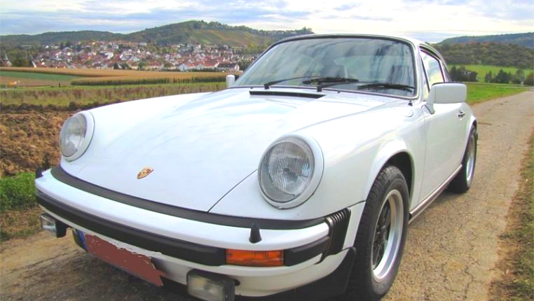 Ein 911er in weiß. Das war in den 70er Jahren eher außergewöhnlich. In dieser Zeit waren die gängigen 911er Farben bunt wie die verrückte Mode in den 70ern. Porsche 911