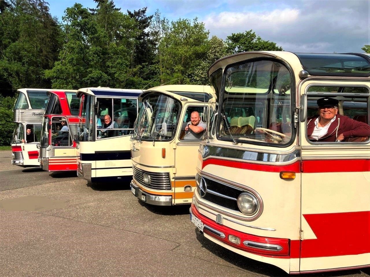 Preise Oldtimer mieten zur Hochzeit, für Ausflüge... Solche Oldtimerbusse und ähnlich schöne können Sie in ganz Deutschland mieten - für Hochzeiten und Events, zu  Preisen von ca. 950 Euro bis ca. 1500 Euro. Preise Oldtimer mieten Hochzeit