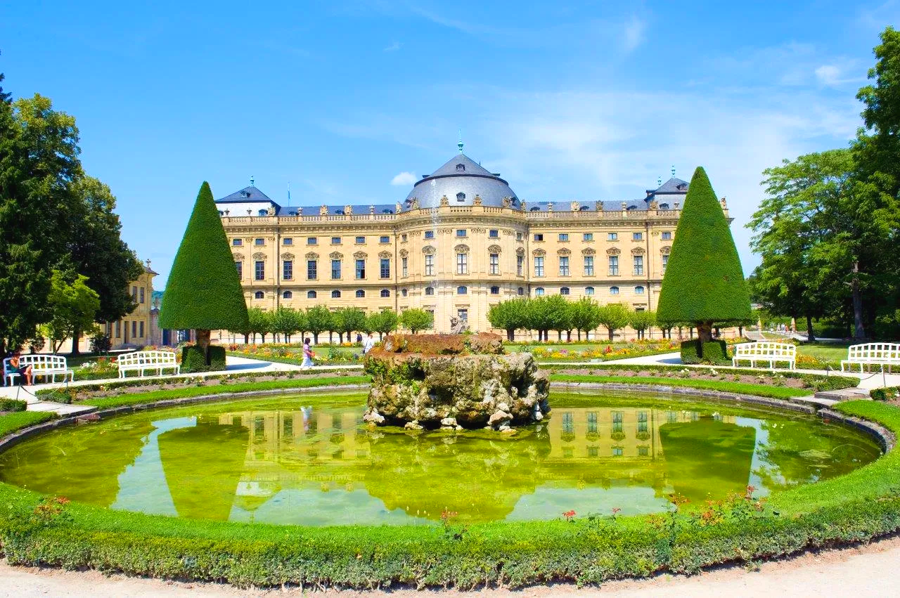 Schönstes Sommerwetter in Würzburg, ideal für einen romantischen Ausflug mit einem Oldtimerbus. Residenz Würzburg Oldtimerbus mieten