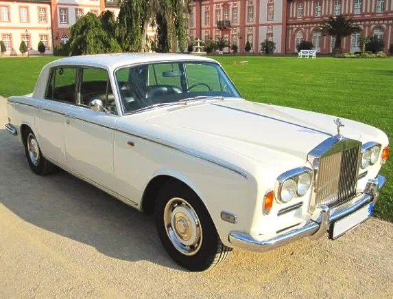 Der Rolls Royce Silver Shadow ist als Brautauto ein Eyecatcher. Rolls Royce mieten Hochzeit