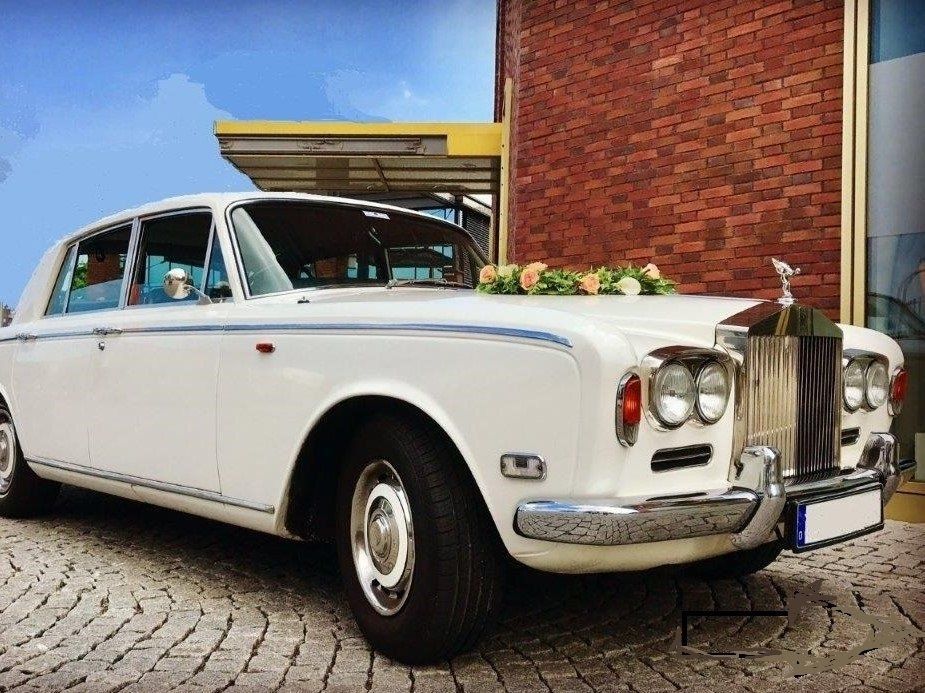 Der Rolls Royce Silver Shadow ist das wohl bekannteste Rolls Royce Modell. In den siebziger und achtziger Jahren war er DAS Repräsentationsfahrzeug von Schlagersängern, Pop-Größen und Filmschauspielern. Als Hochzeitsauto macht der Oldtimer heute ganz schön was her. Rolls Royce mieten zu Hochzeit in Darmstadt