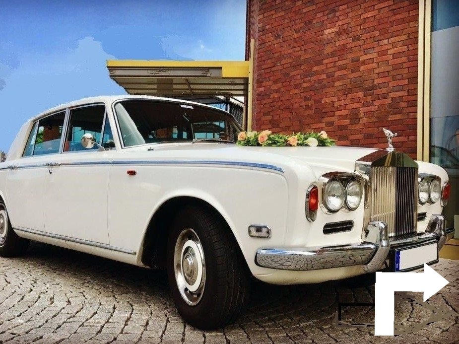 Der Rolls Royce Silver Shadow ist das wohl bekannteste Rolls Royce Modell. In den siebziger und achtziger Jahren war er DAS Repräsentationsfahrzeug von Schlagersängern, Pop-Größen und Filmschauspielern. Als Hochzeitsauto macht der Oldtimer heute ganz schön was her. Rolls Royce mieten zu Hochzeit in Freiburg