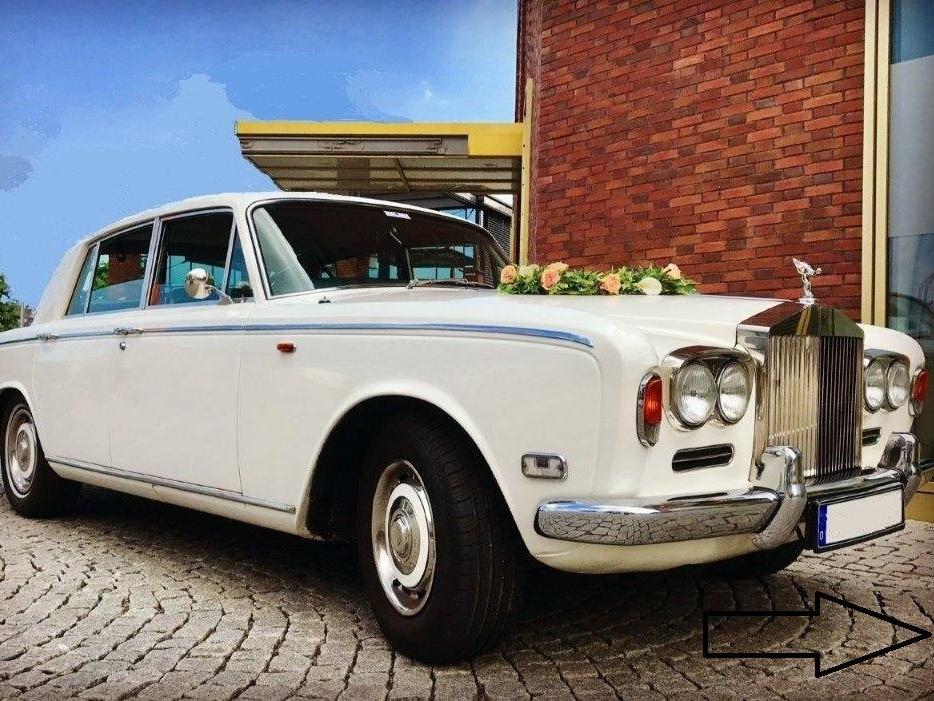 Der Rolls Royce Silver Shadow ist das wohl bekannteste Rolls Royce Modell. In den siebziger und achtziger Jahren war er DAS Repräsentationsfahrzeug von Schlagersängern, Pop-Größen und Filmschauspielern. Als Hochzeitsauto macht der Oldtimer heute ganz schön was her. Rolls Royce mieten zu Hochzeit in Stuttgart