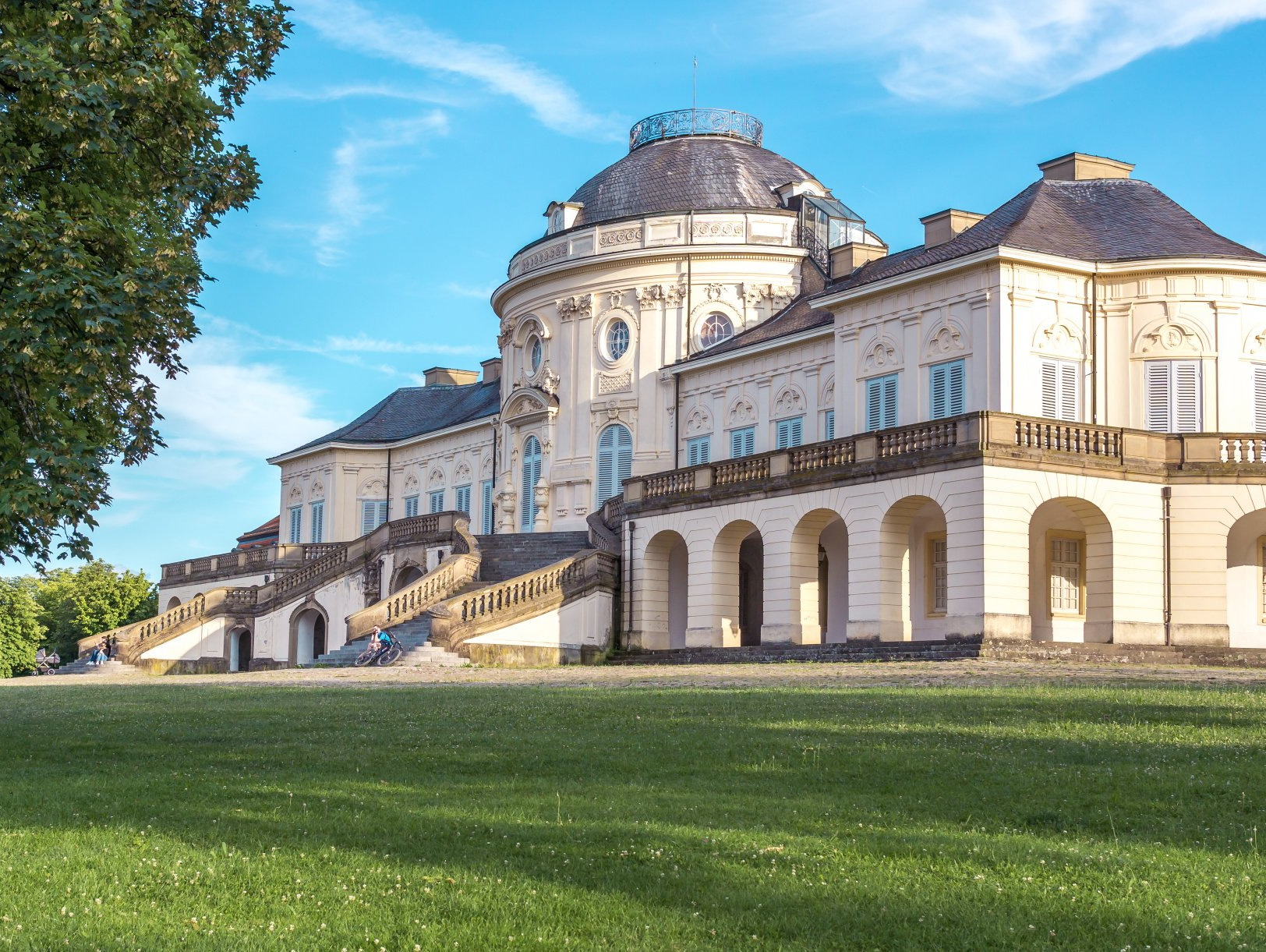 Ist Ihre Hochzeit in Stuttgart? Das Schloss Solitude ist eine wunderschöne Hochzeitslocation und wird immer wieder von Oldtimerbussen angefahren. Schloss Solitude Stuttgart Hochzeit