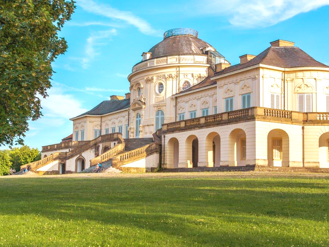 Das Schloss Solitude: Traumhafte Hochzeitslocation. Darüber hinaus bietet das Schloss und die große Grünanlage beste Voraussetzungen für wunderbare Hochzeitsbilder. Schloss Solitude Stuttgart Hochzeit