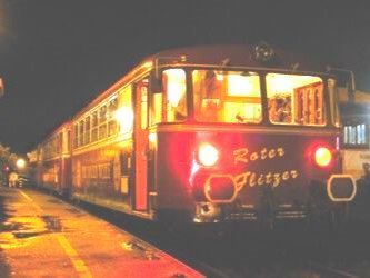 Die Vermietung des Roten Flitzers, dem außergewöhnlichen Nostalgie-Sonderzug ist in Mannheim und Heidelberg, Karlsruhe und Baden-Baden, Stuttgart und Heilbron möglich. Sonderzug Vermietung Mannheim Heidelberg Karlsruhe Baden-Baden Stuttgart Heilbronn