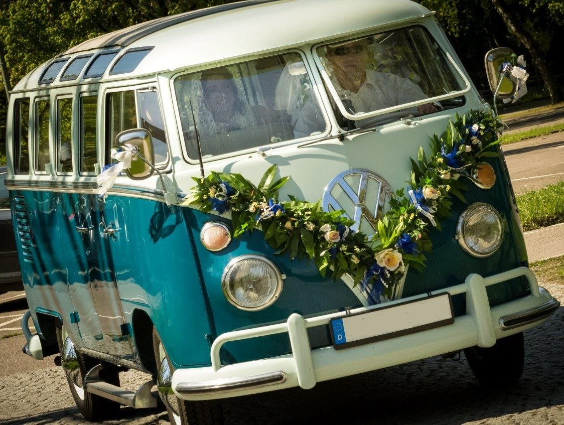 Schöne Bilder lassen sich von einem VW T1 Bus machen. Nicht zuletzt dann, wenn er mit Dekoration als Hochzeitsauto im Einsatz ist. T1 Bus Blumenschmuck Bilder