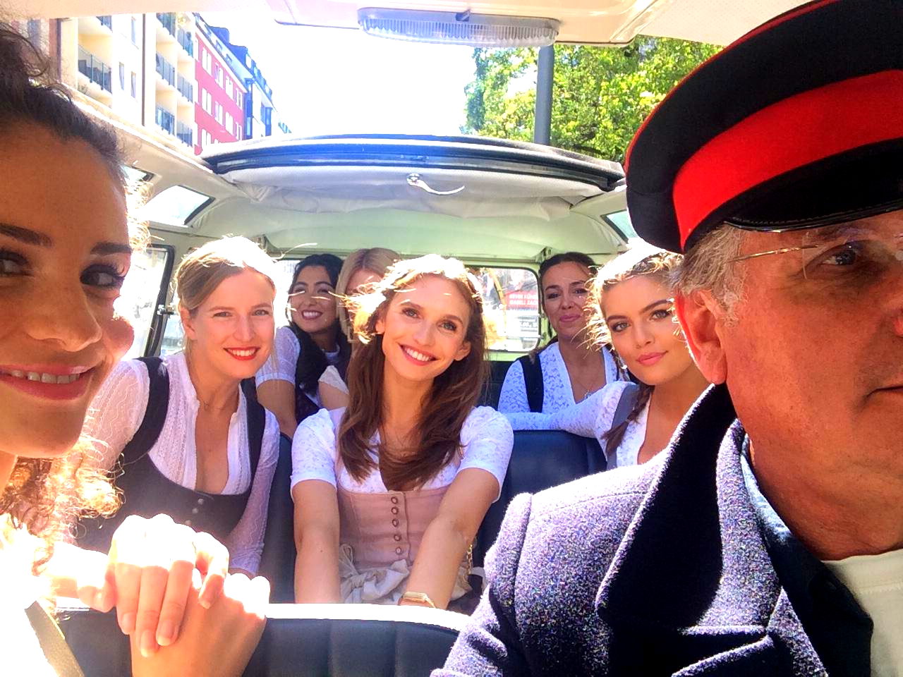 Stadtrundfahrt durch München mit dem T1 Samba Bus. Leztes Ziel: Wies´n Käferzelt. T1 Bus mieten München