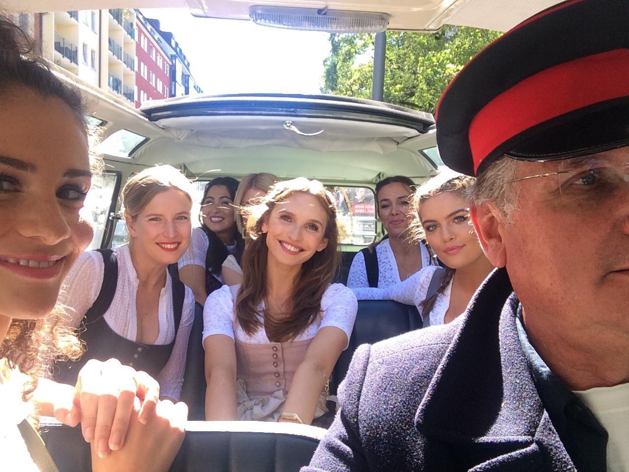 Für die kleine Gesellschaft macht sich ein VW Bulli sehr gut für eine Besichtigungstour und die Fahrt durch die Münchener City. Tolle Idee, wenn der Sightseeing-Event so organisiert ist, dass sie auf dem Oktoberfest endet. T1 Bus mieten München Bulli