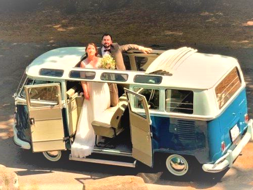 Einen T1 Bulli mieten: Der kleinste aller Oldtimerbusse ist auch in Frankfurt und Umgebung, Wiesbaden und Mainz, zu mieten. Inzwischen auch bei einer Hochzeit absolut Kult. Wir vermieten u.a. auch das Modell SAMBA mit den 23 Fenstern und dem großen Faltdach für schönes Wetter, für schöne Hochzeitsfotos und zum Rauswinken. T1Bulli mieten Frankfurt