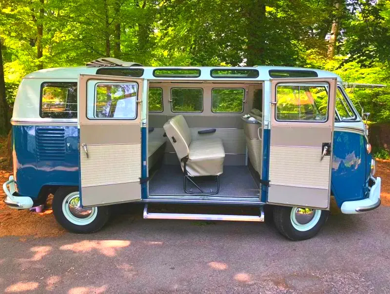 Einen T1 Bus / Bulli mieten in der Pfalz: Sind Sie begeistert, wenn Sie diesen professionell restaurierten T1 Bulli sehen? Ein VW Bus aus den sechziger Jahren mit der geteilten Frontscheibe, der Panoramaverglasung mit den 23 Fenstern und dem großen Faltdach für schönes Wetter und zum Rauswinken. Mieten Sie den T1 Bulli in der Pfalz von Speyer bis Bad Dürkheim, Deidesheim und Neustadt an der Weinstraße, in Landau und Germersheim. T1 Bulli mieten Speyer Bad Dürkheim Neustadt Deidesheim Landau Germersheim